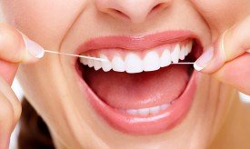 С какого возраста чистить зубы зубной нитью?